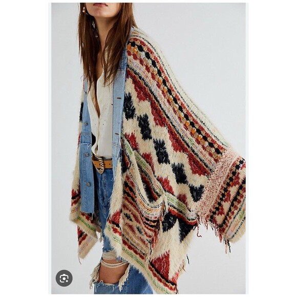 FREE PEOPLE Running Wild Poncho Medium Large M/L Fringe Sweater Knit Boho Chic - Picture 1 of 14
